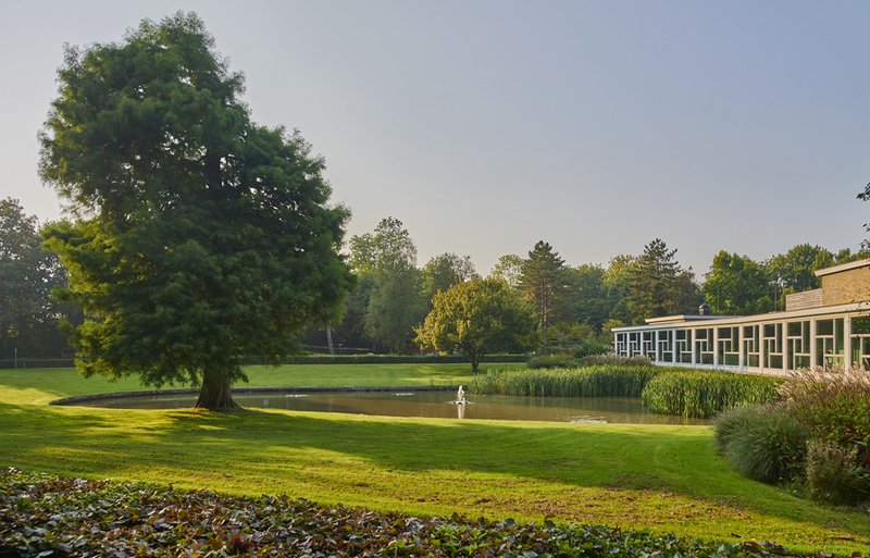 Tuin en gebouw van Stadscrematorium Groningen